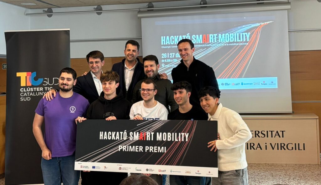 Equipo de Etecnic Plus con el cartel de primer premio en la Hackató SmAIrt Mobility de la URV